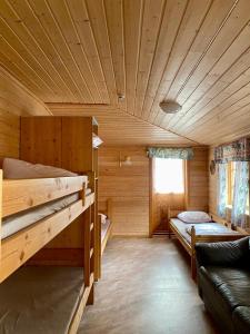 Habitación con 2 literas en una cabaña en Trollstigen Camping and Gjestegård, en Åndalsnes