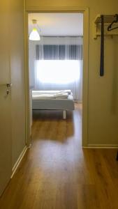 um quarto com uma cama, uma janela e uma porta em Liz Motell em Sundsvall