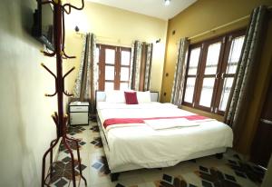 Tempat tidur dalam kamar di Hotel Flycatcher Chitwan- A jungle Safari Home
