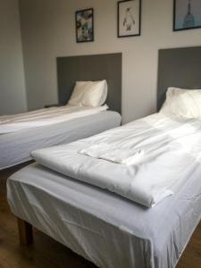 twee bedden naast elkaar in een kamer bij Liz Motell in Sundsvall