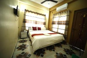 Tempat tidur dalam kamar di Hotel Flycatcher Chitwan- A jungle Safari Home