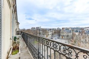a balcony with a view of a city at L'Ecrin - Lumineux et Vues splendides -Batignolles in Paris