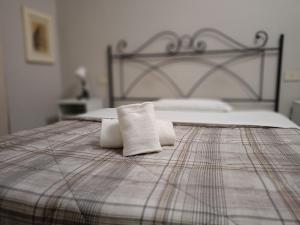 Una cama con dos toallas encima. en 6 Keys, en Pisa