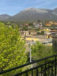 a view of a town with a mountain in the background at Cielo e terra casina panoramica in Collepardo