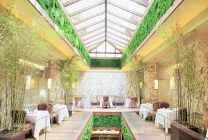 ein Restaurant mit Glasdecke in der Unterkunft URSO Hotel & Spa, a Small Luxury Hotel of the World in Madrid