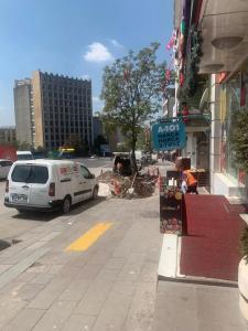 una furgoneta blanca estacionada al lado de una calle en Altunlar, en Altındağ