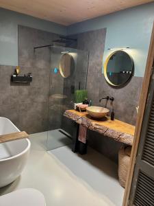 uma casa de banho com um lavatório e um espelho em Villa Meijer em Almere