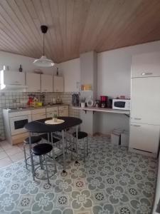 Kuchyň nebo kuchyňský kout v ubytování appartement spacieux dans joli village alsacien