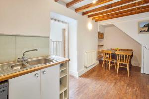 Η κουζίνα ή μικρή κουζίνα στο Host & Stay - Trefor Cottage