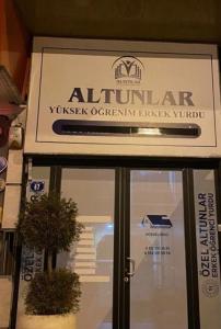una señal en la parte delantera de un edificio en Altunlar, en Altındağ
