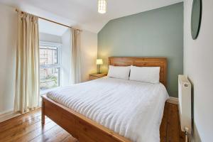 Un dormitorio con una cama grande y una ventana en Host & Stay - Trefor Cottage en Trevor