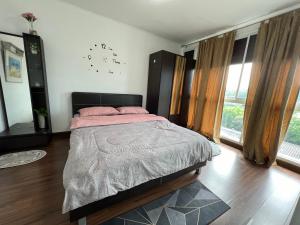 a bedroom with a large bed with pink pillows at The wide condo by Guide Sabai in Ban Tha Khreng