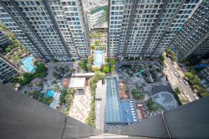 uma vista superior de uma cidade com edifícios altos em Isabelle Luxury Apartment inside Landmark 81 Tower em Ho Chi Minh