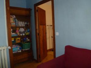 een kamer met een deur en een boekenplank bij Gîte des bords de Rance in Langrolay