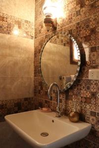 een badkamer met een wastafel en een spiegel bij 1001-Nights Palace 