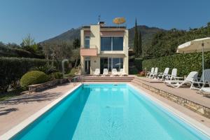 Bazén v ubytování Villa Oleandri, con Piscina privata e Vista Lago nebo v jeho okolí