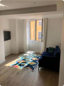 een woonkamer met een blauwe bank en een glazen tafel bij Terrazzo in Bastia