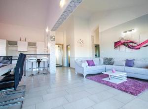 una sala de estar con un sofá y una mesa en Villa Ava, en Šibenik