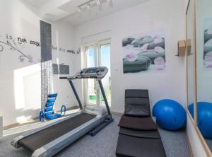 un gimnasio con cinta de correr y bicicleta estática en Villa Ava, en Šibenik
