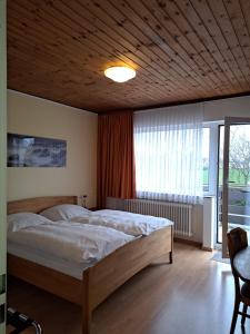 um quarto com uma cama grande e um tecto em madeira em St. Jobser Hof em Würselen