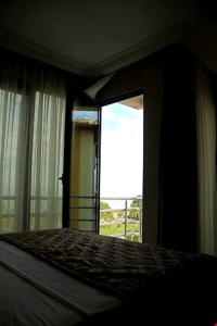 a bedroom with a bed and a large window at Hotel Avci in Bulancak