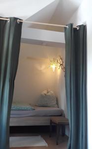 Postel nebo postele na pokoji v ubytování Ferienwohnung EselGlück - Oberlausitz, weitläufige Natur, Tiere, Erholung