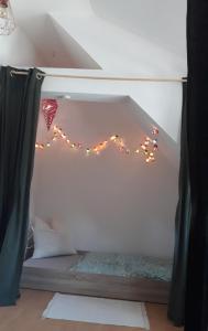 una camera con un letto con luci sul muro di FeWo EselGlück Wälder Berge Seen Ruhe Naturidylle zw Bautzen Zittau Görlitz - Oberlausitz a Melaune