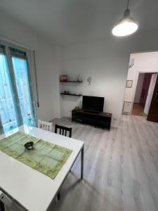 Una televisión o centro de entretenimiento en la casa di Zoe