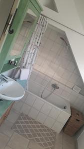 un bagno con doccia, lavandino e vasca di FeWo EselGlück Wälder Berge Seen Ruhe Naturidylle zw Bautzen Zittau Görlitz - Oberlausitz a Melaune