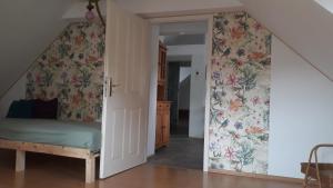 una camera con una scala con carta da parati floreale di FeWo EselGlück Wälder Berge Seen Ruhe Naturidylle zw Bautzen Zittau Görlitz - Oberlausitz a Melaune