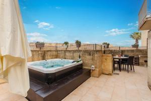 Rõdu või terrass majutusasutuses Harbour Views Gozitan Villa Shared Pool - Happy Rentals