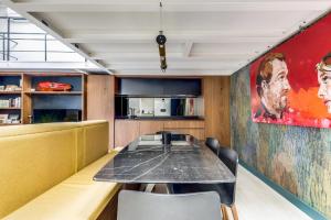 uma sala de jantar com mesa e cadeiras em L'architecte - Design & Luxueux em Paris