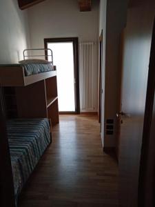 Katil dua tingkat atau katil-katil dua tingkat dalam bilik di La Colombara
