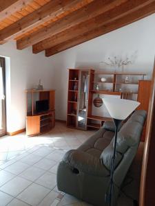 Fara Vicentino的住宿－La Colombara，客厅配有沙发和桌子