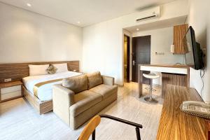 TV i/ili multimedijalni sistem u objektu Rasuna Icon Hotel