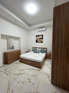 1 dormitorio con 1 cama extragrande y espejo en LURA HOME, en Busto Arsizio