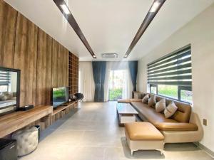 un soggiorno con divano e TV di Golden Sea Resort a Hà Lợi Trung