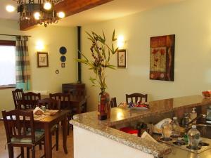 een keuken en eetkamer met een tafel en stoelen bij Borgo Antico in Amelia