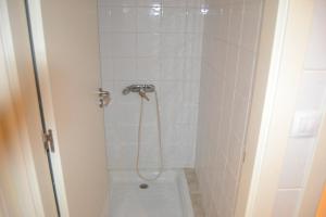 y baño con ducha y aseo. en Albergue Internacional, en Sarria