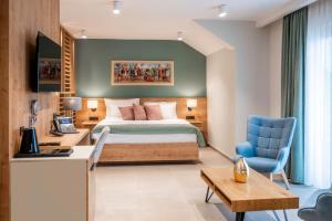 una camera d'albergo con un letto e una scrivania di Dve Kule Resort & Winery a Bačinci