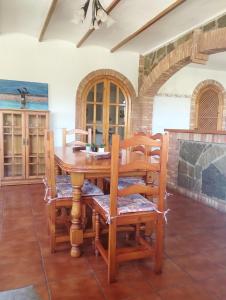 comedor con mesa de madera y sillas en RuralRusticHome, en Altura