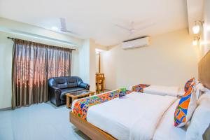 Postel nebo postele na pokoji v ubytování FabHotel Jansi Deluxe - Nr Gandhipuram Bus stand + 19 fotografií