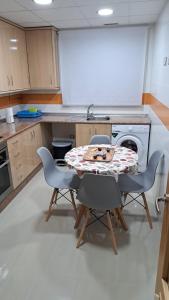 Apartamento Romero في كارافاكا دي لا كروز: مطبخ فيه طاولة وكراسي
