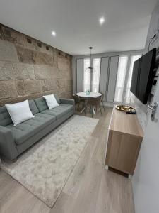- un salon avec un canapé et une table dans l'établissement Lar do Arco 2, à Pontevedra