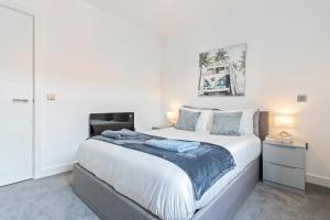 um quarto com uma cama grande num quarto em Birmingham City Centre Serviced Apartment - Celestial Lettings em Birmingham
