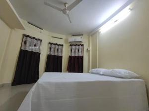 מיטה או מיטות בחדר ב-Amaravathi hotel and restaurant