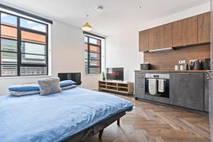 a bedroom with a bed and a kitchen at Birmingham City Centre Serviced Apartment - Celestial Lettings in Birmingham