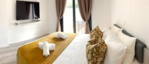 Μια τηλεόραση ή/και κέντρο ψυχαγωγίας στο Luxury Stay at Mackenzie Beach with Private Parking and Balcony