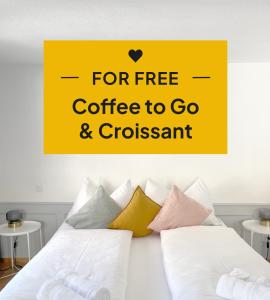 um sinal amarelo que diz para café gratuito para levar e croissant em Hotel Untertor - 24H Self Check-in em Altstätten