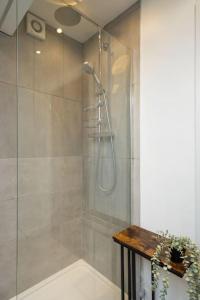 La salle de bains est pourvue d'une douche avec une porte en verre. dans l'établissement Stylish Unique 2 Bedroom Duplex With a Balcony & Free City Parking, à Belfast